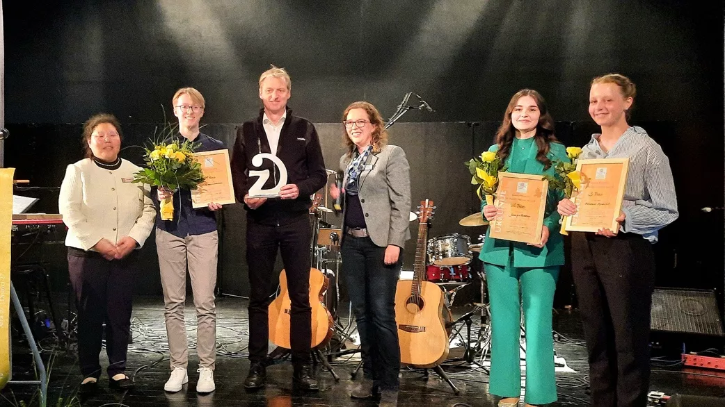 Stella Schönke gewinnt den “YOUNG WOMEN IN PUBLIC AFFAIRS AWARD”!