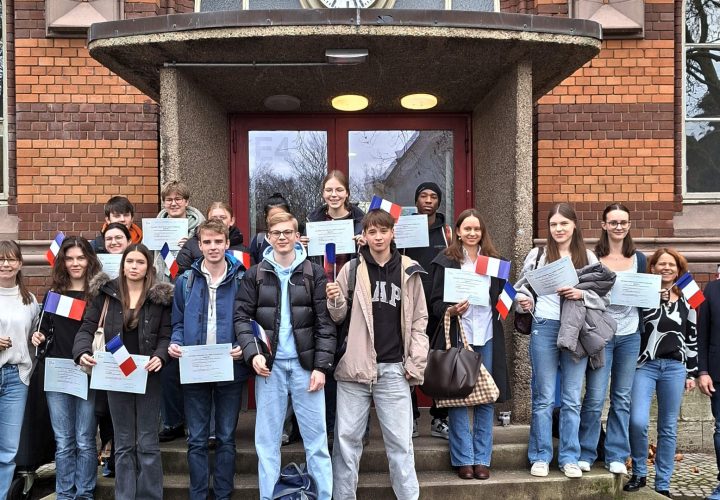 Herzlichen Glückwunsch: Schüler erhalten DELF-Sprachdiplom B1