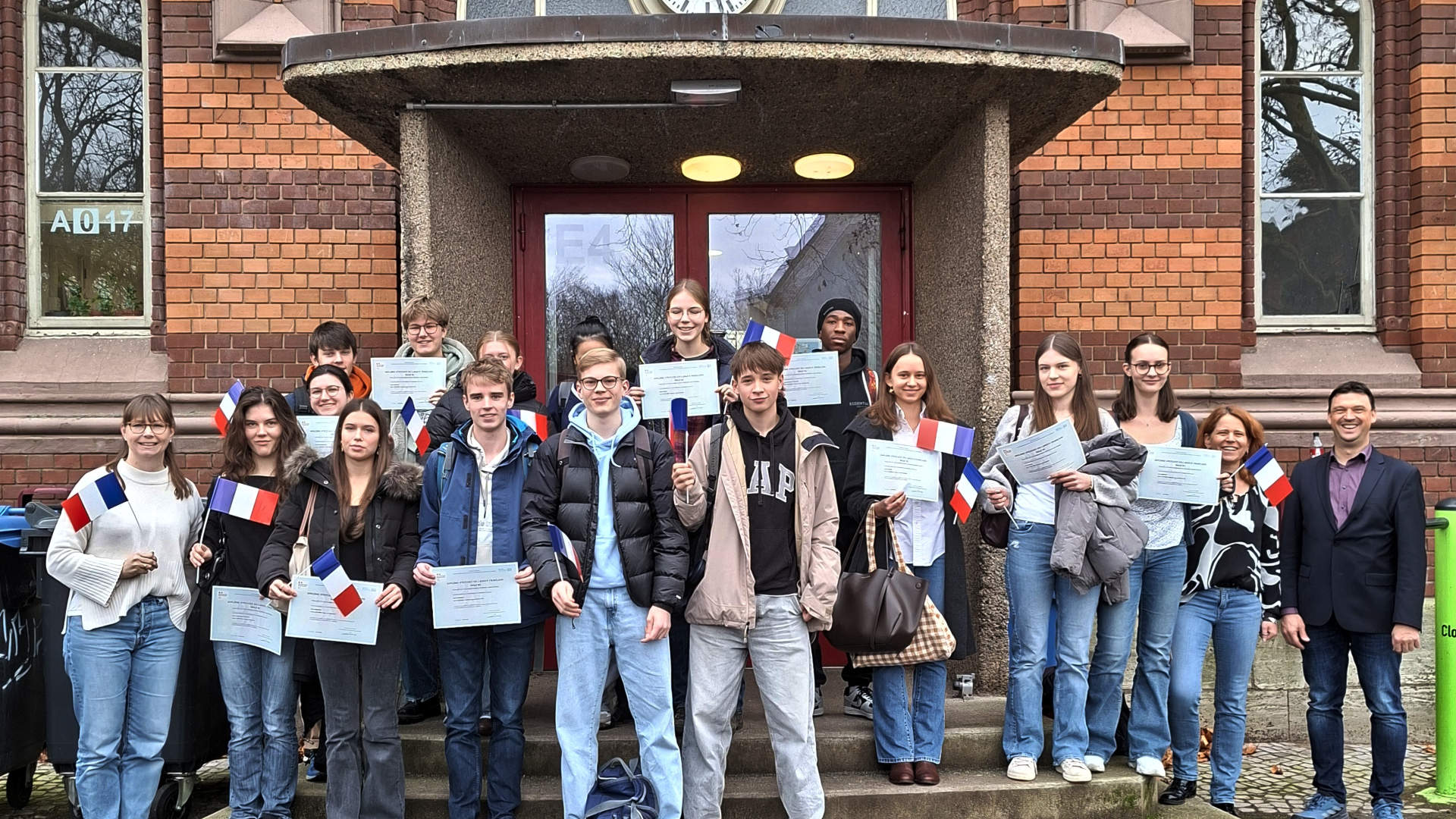 Herzlichen Glückwunsch: Schüler erhalten DELF-Sprachdiplom B1