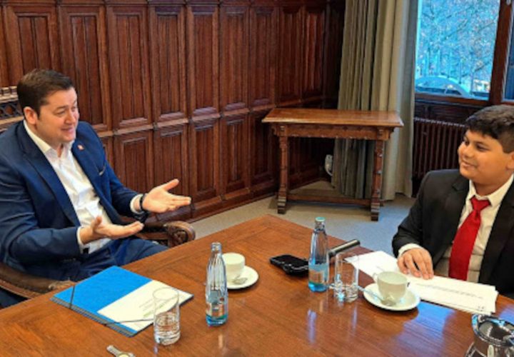 Ein Schüler befragt den Oberbürgermeister Dr. Thorsten Kornblum