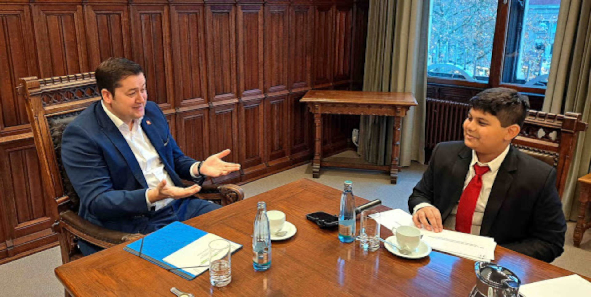 Ein Schüler befragt den Oberbürgermeister Dr. Thorsten Kornblum