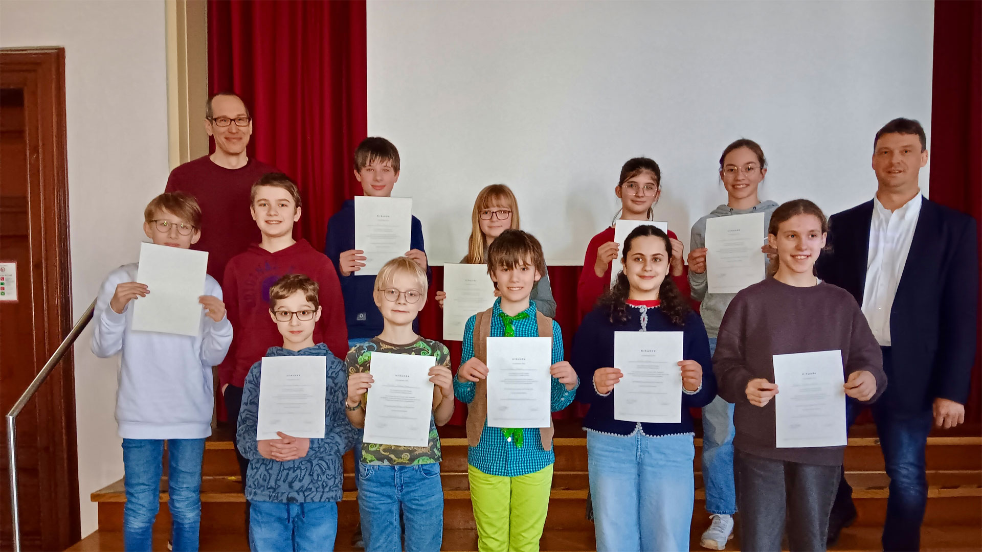 Forsche (Schnee)-Füchse präsentieren